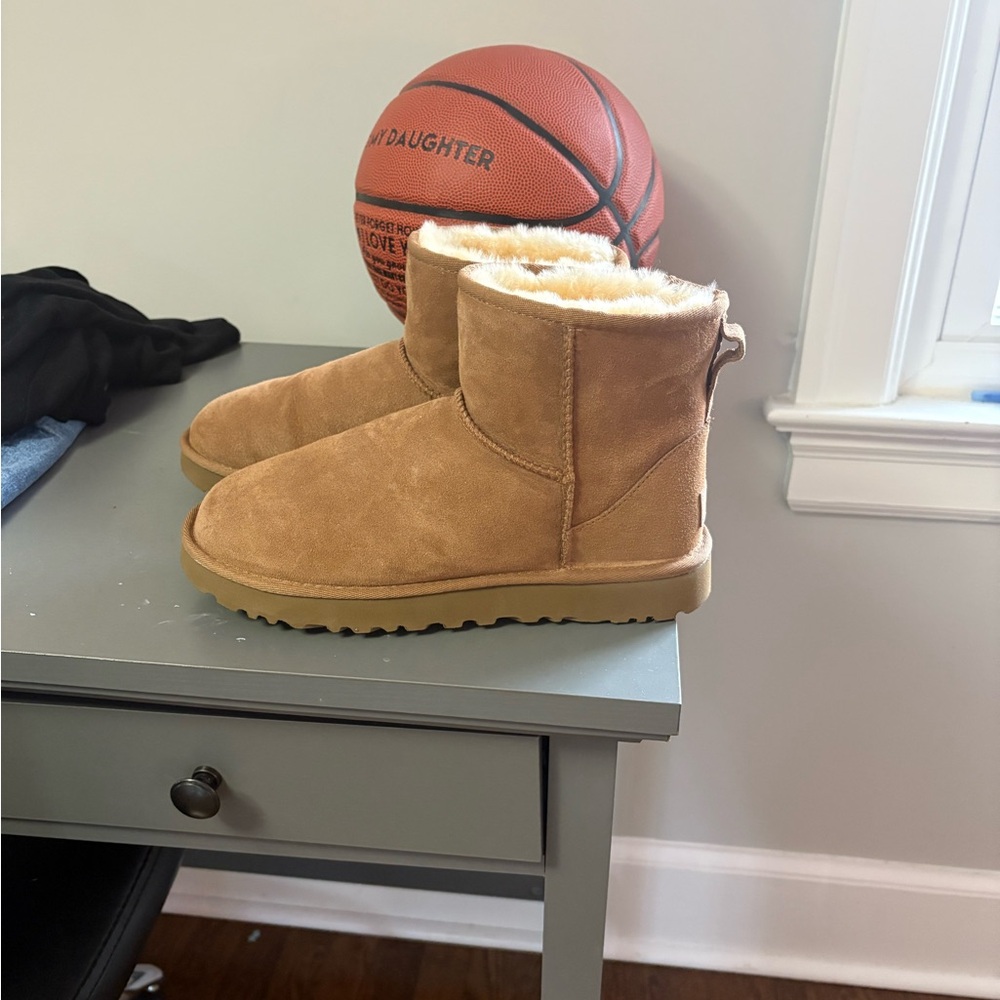 UGG